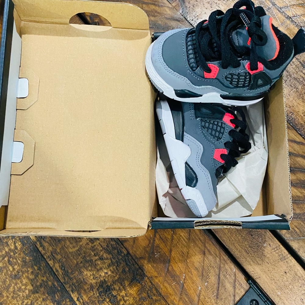 NWT 3 C Jordan 4 Retro
